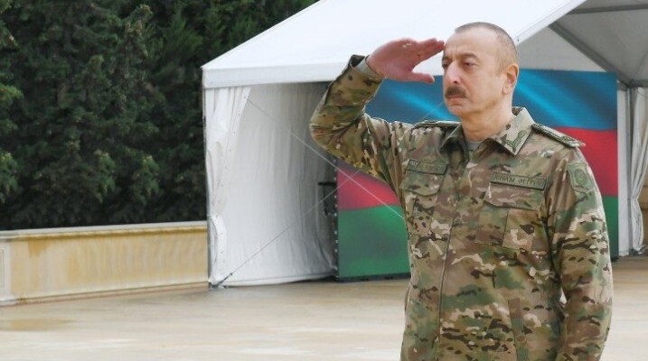 Azerbaycan Cumhurbaşkanı Aliyev’den zafer pozu