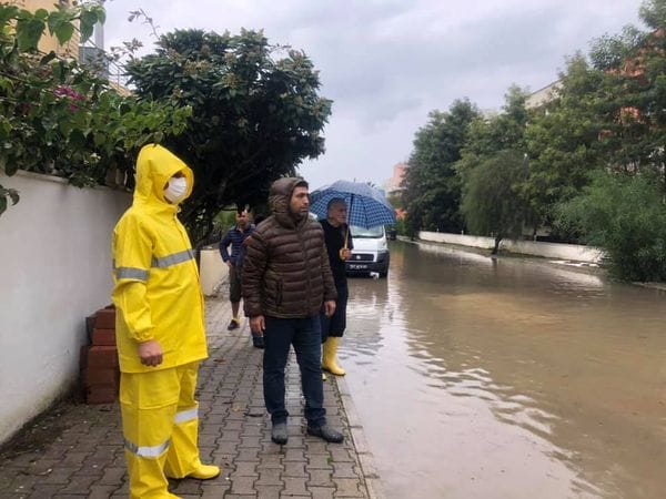 DSP’li Başkan çizmesini, yağmurluğunu giyip sahaya indi