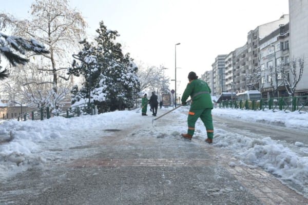 Osmangazi’de 350 kişilik kar timi görev başında