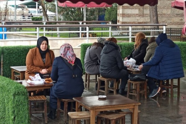 Bursa’da vatandaşlar aylar sonra çay simit keyfi yaptı