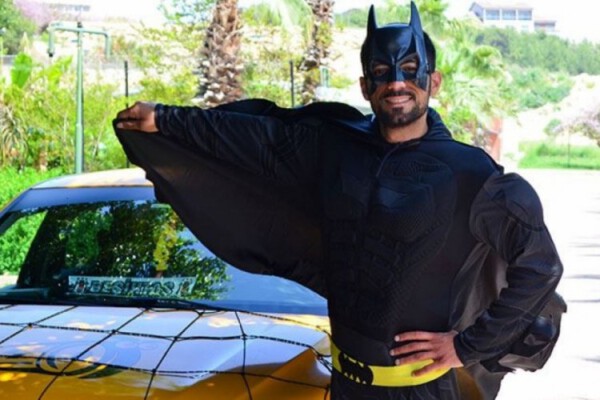 ‘Batman taksici’ görenleri şaşırtıyor