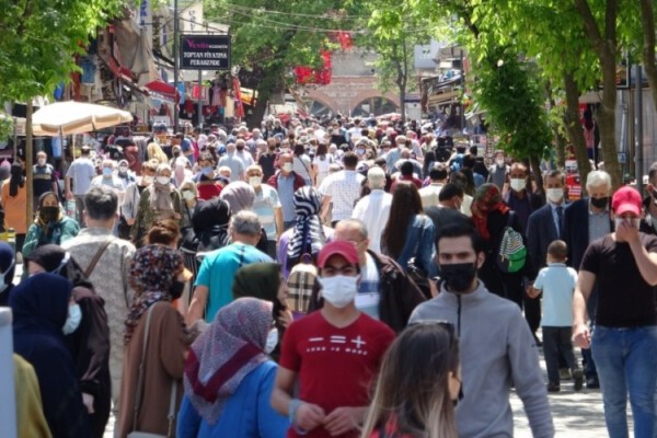 17 günlük kısıtlama bitti, Bursa sokakları doldu taştı!