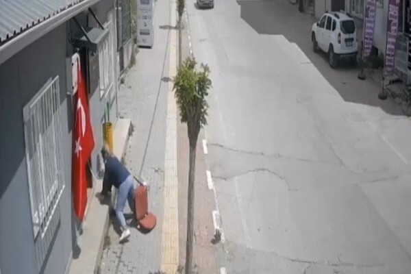 Bursa’da kadın muhtar kendi düştü, bayrağı düşürmedi!