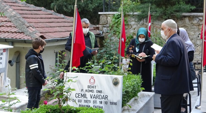 Bursa’da şehit yakınları bayramın ilk gününde şehitliğe koştu