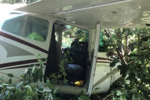 Eğitim uçağı havalimanı yerine meyve bahçesine indi! 2 kişi hafif yaralı