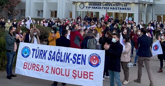 Sağlıkçılar Haklarını İstiyor! Türk Sağlık Sendikası Üyeleri’nden Alkışlı Protesto!