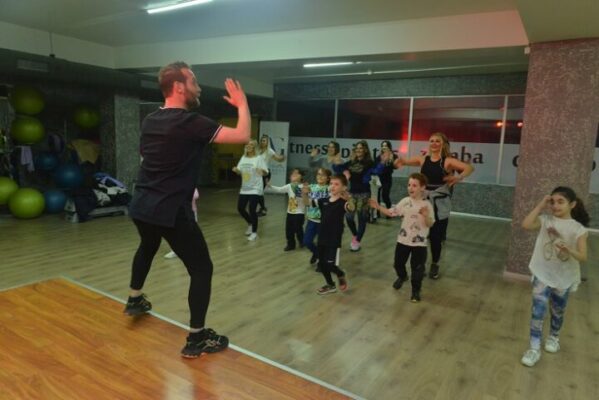 Çocukların zumba keyfi Çocuklar anneleriyle zumba yaptı