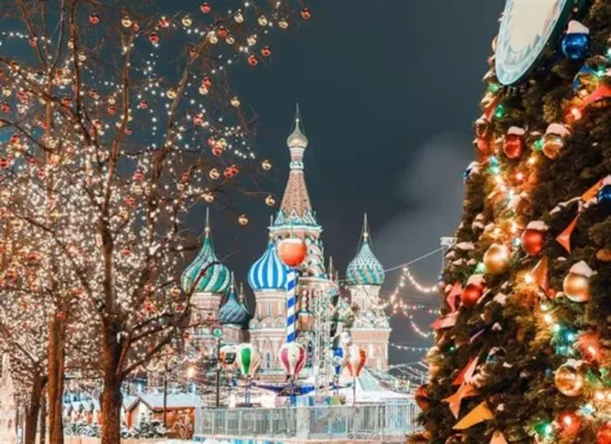 Rengarenk ışıkları ve Rus kültürel dokusuyla, Moskova Noel Şehrine Dönüştü