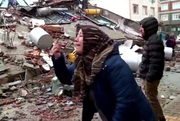 HALKLAR KUCAKLAŞINCA YALANCI VE İFTİRACILAR ÇILDIRDI, SADECE KÜFREDİYORLAR.