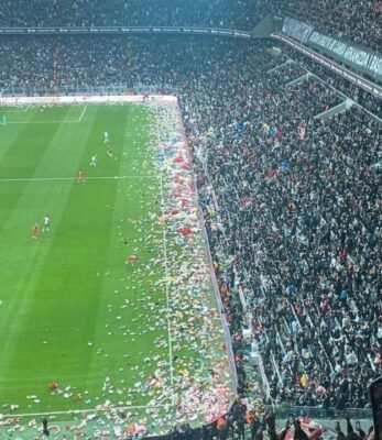 KIZILAY ENKAZ ALTINDA KALINCA ÇOCUKLAR ÜŞÜDÜ VE DONDU. OYUNCAKLAR BİLE GÖZYAŞINA BOĞULDU.