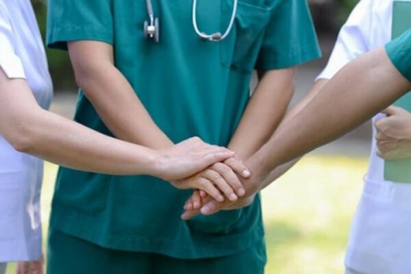 Yaşatmak için Yaşamak ve Sağlıklı Olmak İstiyoruz Pandemide ve Depremde Yaşamını Yitiren Hekim ve Sağlık Emekçilerini Saygıyla Anıyoruz
