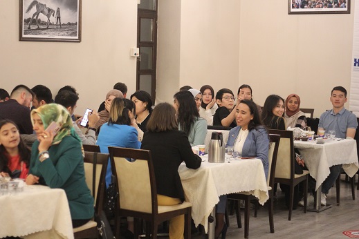 Gençler, “İftar Sofrasında İftihar Buluşması” programında bir araya geldi