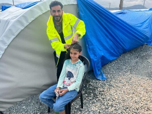 Gönüllü kuaför deprem bölgesinde ekibiyle ücretsiz saç kesip, bakım yaptı