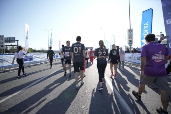 Tchibo, bir kez daha iyilik peşinde koştu… Tchibo, İstanbul Yarı Maratonu’nda gençler için koştu