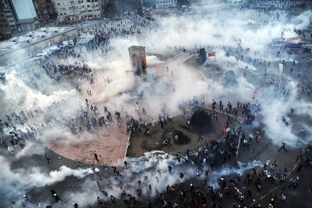 GEZİ DİRENİŞİ GERİCİ KARANLIĞIN PANZEHİRİDİR. “KARANLIK GİDER GEZİ KALIR”