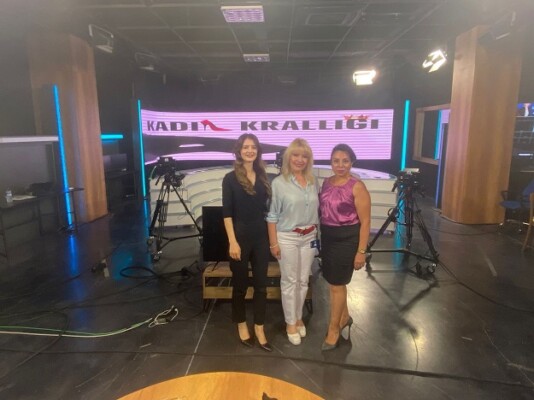 CADDE TV’DE KADINLARIN KRALLIĞI KONUŞULDU
