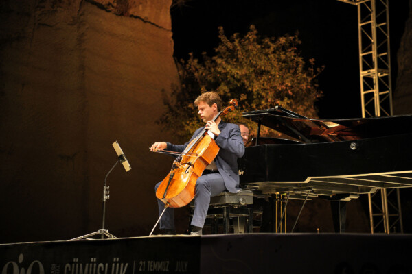 Christian-Pierre La Marca & Gökhan Aybulus ikilisi Gümüşlük’te konser verdi