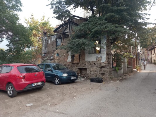 Ördekli Civarındaki Metruk Binalar Tehlike Saçmaya Devam Ediyor!