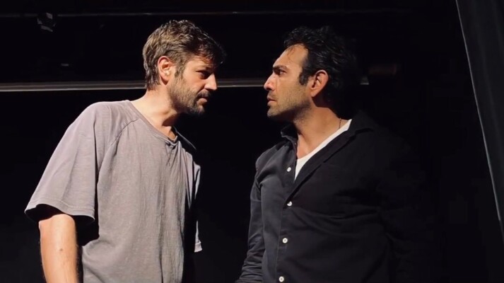 BUĞRA GÜLSOY ve SERHAT TEOMAN, YENİ BİR OYUNLA 10 YIL ARADAN SONRA SAHNEDE BİR ARADA: “SİSTEME ve ÇARKLARININ İÇİNE SIKIŞAN İNSANA DAİR BİR HİKÂYE”