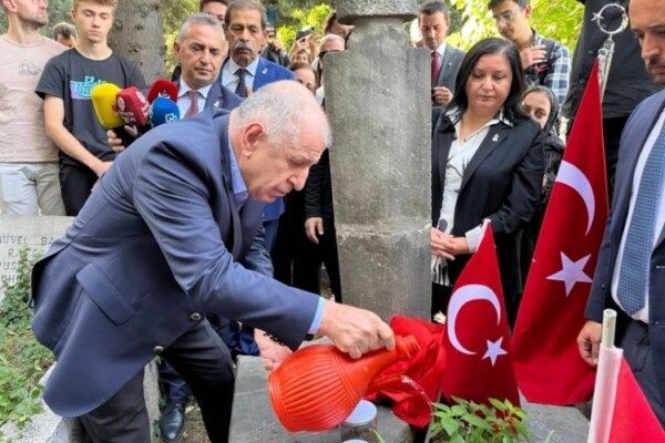 Özdağ Bursa’da şehitlik ziyaretinde