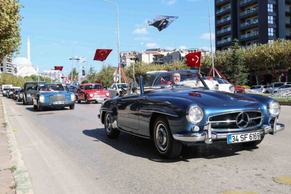 Klasik otomobiller kız çocukları için yollarda!
