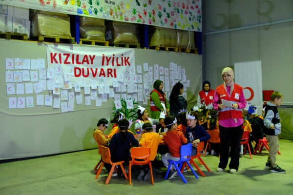 -KIZILAY BURSA’DAN ÇOCUKLARA “İYİLİK” AŞISI -KIZILAY BURSA, “AFET MÜZESİ”Nİ AÇTI