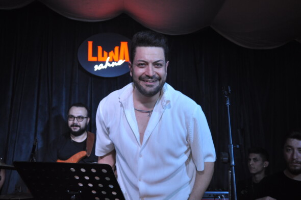 Umut Açıkgöz, Bağdat Caddesi’nde bulunan Luna sahnesinde, 24 Kasım Öğretmenler Günü’nü unutulmaz bir müzik şöleniyle kutladı