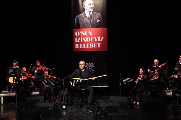 ATATÜRK SEVDİĞİ TÜRKÜLERLE YÂD EDİLDİ