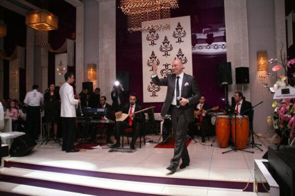 Alper Alparslan, Özel Yürekler Kurs Merkezi Sergisinde Mini Konser Verdi