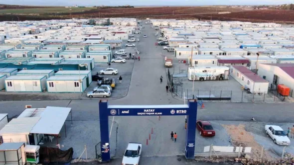 BTSO, Hatay’da kurulan geçici yaşam alanını ziyaret etti… Saadet Partili Gökhan Gerçek o anlara şahitlik etti.