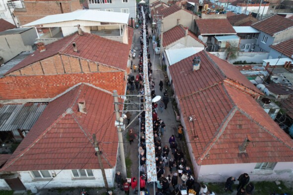 MUSTAFAKEMALPAŞA’DA ‘ERDEMLİ BELEDİYECİLİK’ İÇİN KADINLARDAN İMECE USULÜ İFTAR