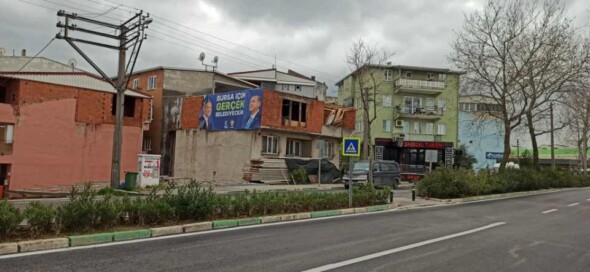 Kaçak Binaya AK Parti Afişi!