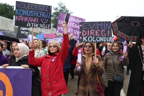 Nilüfer’de kadınlar yine sokakları inletti Nilüferli kadınlar 8 Mart’ta ‘Karanlığa İnat Güneşi Doğuracağız’ sloganıyla yürüdü