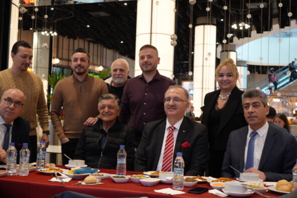 YILMAZ VURAL ve ATAŞEHİR KAYMAKAMI EMEKÇİ KADINLARIN KADINLAR GÜNÜNÜ KUTLADI