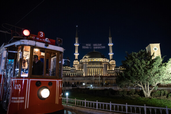 Taksim Camii gül suyuyla yıkandı