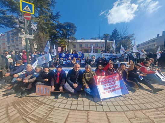 EMEKLİLER, EMEKÇİLER İNEGÖL’DE OTURMA EYLEMİNDE BULUŞTU