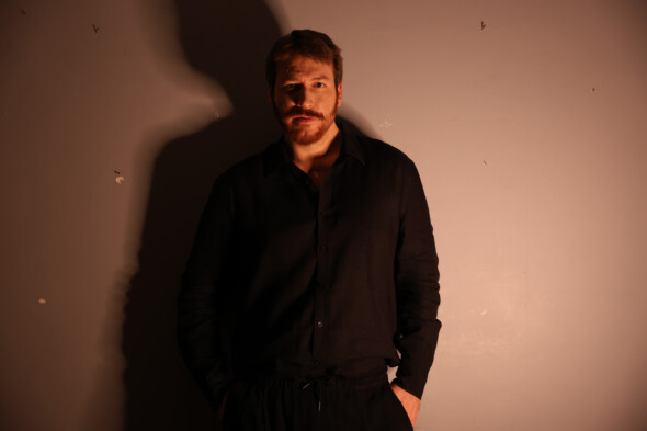 Mert Özcan’dan Yeni Klip “Kalp İzi” Şarkısına Geldi!