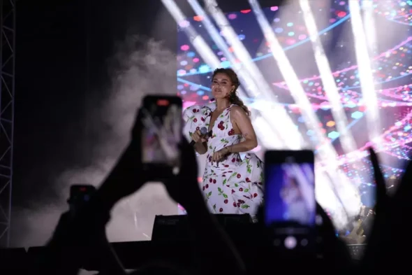 Kiraz Festivali’ne Roman Dansı, Kiraz Deseni ve Gülben Enerjisi Damga Vurdu! Kiraz Festivali Gülben Ergen’le Final Yaptı.
