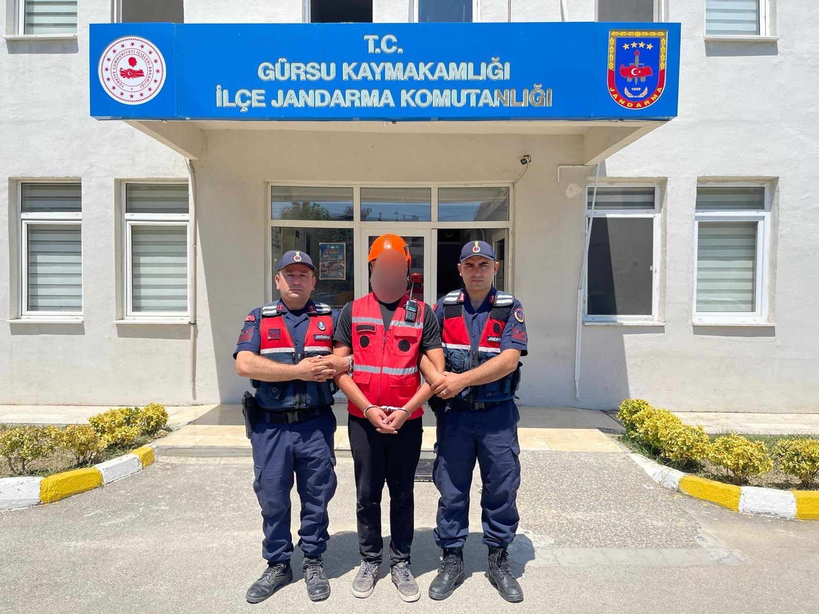 Gürsu Karahıdır’daki Yangın Bölgesinde AKUT Kıyafetiyle Gelen Şüpheli Yakalandı: 105 Suç Kaydı ve 9 Ayrı Arama Kararı!