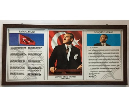 Atatürk Portresi Yine Küçültüldü, Yine Rüzgara Bahane Bulundu! Okul yönetimi neyi hazmedemiyor?