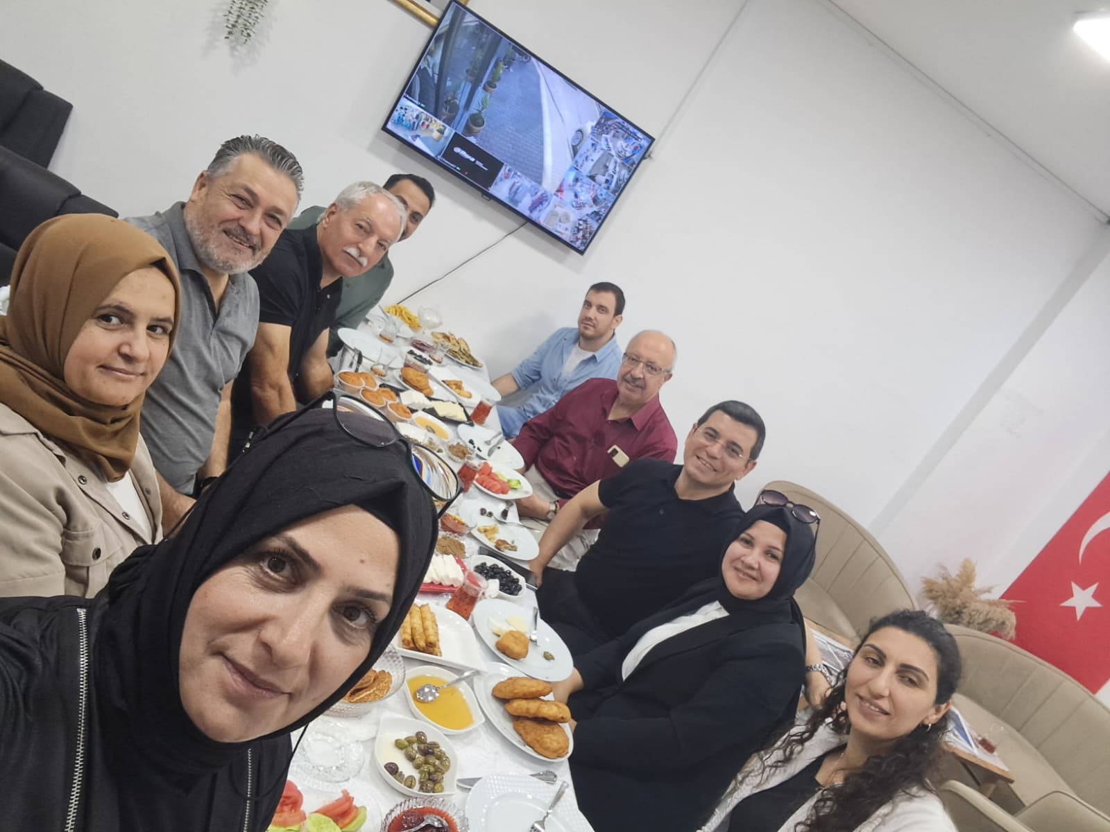 Hakan Tütüncü’den Anlamlı Ziyaret: Esnafla Kahvaltıda Buluştu, Dostluk Mesajları Verdi