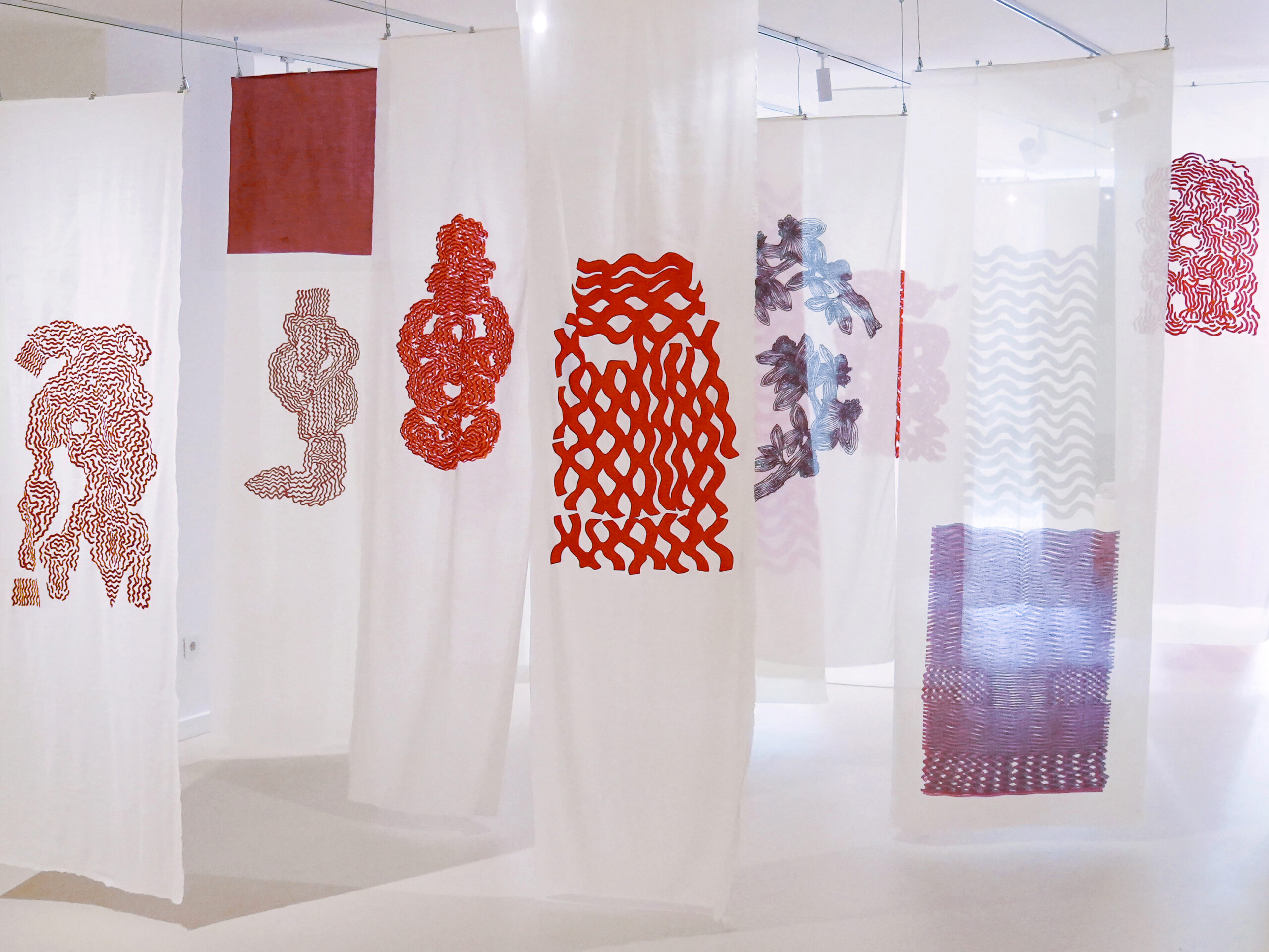 Damla Yücebaş’ın “Yürüyüşler” Sergisi 2 Kasım’a dek Decollage Art Space’te Devam Ediyor