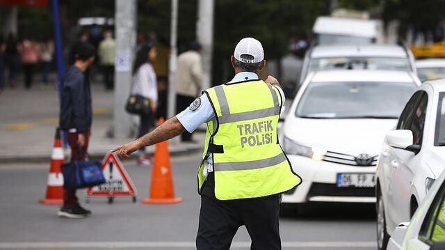 TRAFİKTE DEHŞET ANLARI: ARACINDAN İNİP ÖNÜNDEKİ ARAÇLARA SALDIRDI, YOL BİR ANDA KARIŞTI
