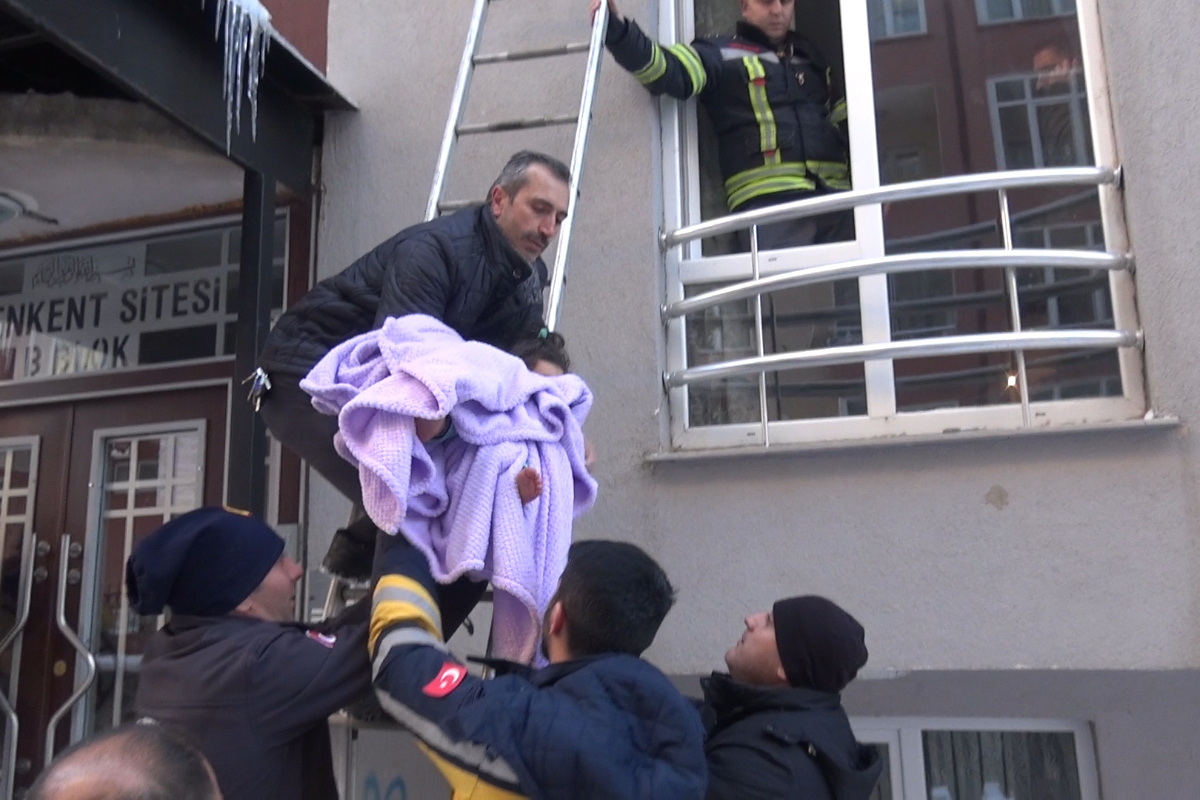 SEVGİ YILDIZ – HABER | ERZURUM’DA İHMAL FACİAYA DÖNÜŞMEDEN ÖNLENDİ: 1,5 YAŞINDAKİ BEBEK 4 SAAT EVDE TEK BAŞINA BIRAKILDI
