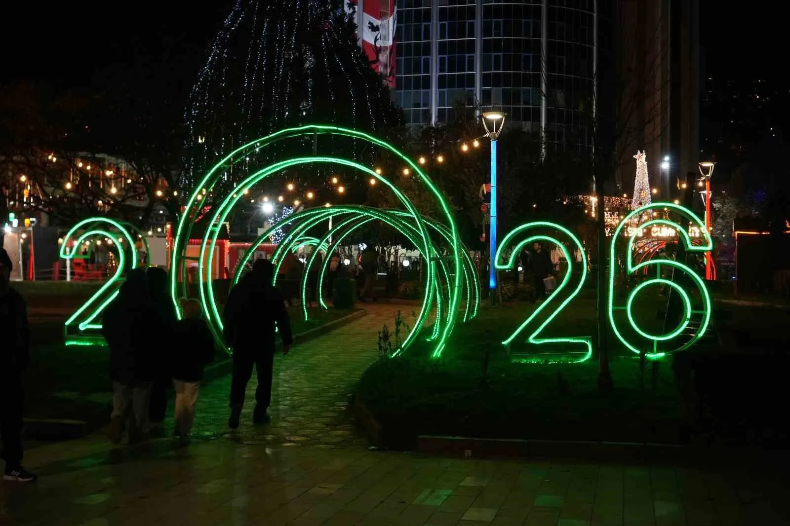 Ünlü İsimler 2026’ya Sahne Işıkları Altında Girdi