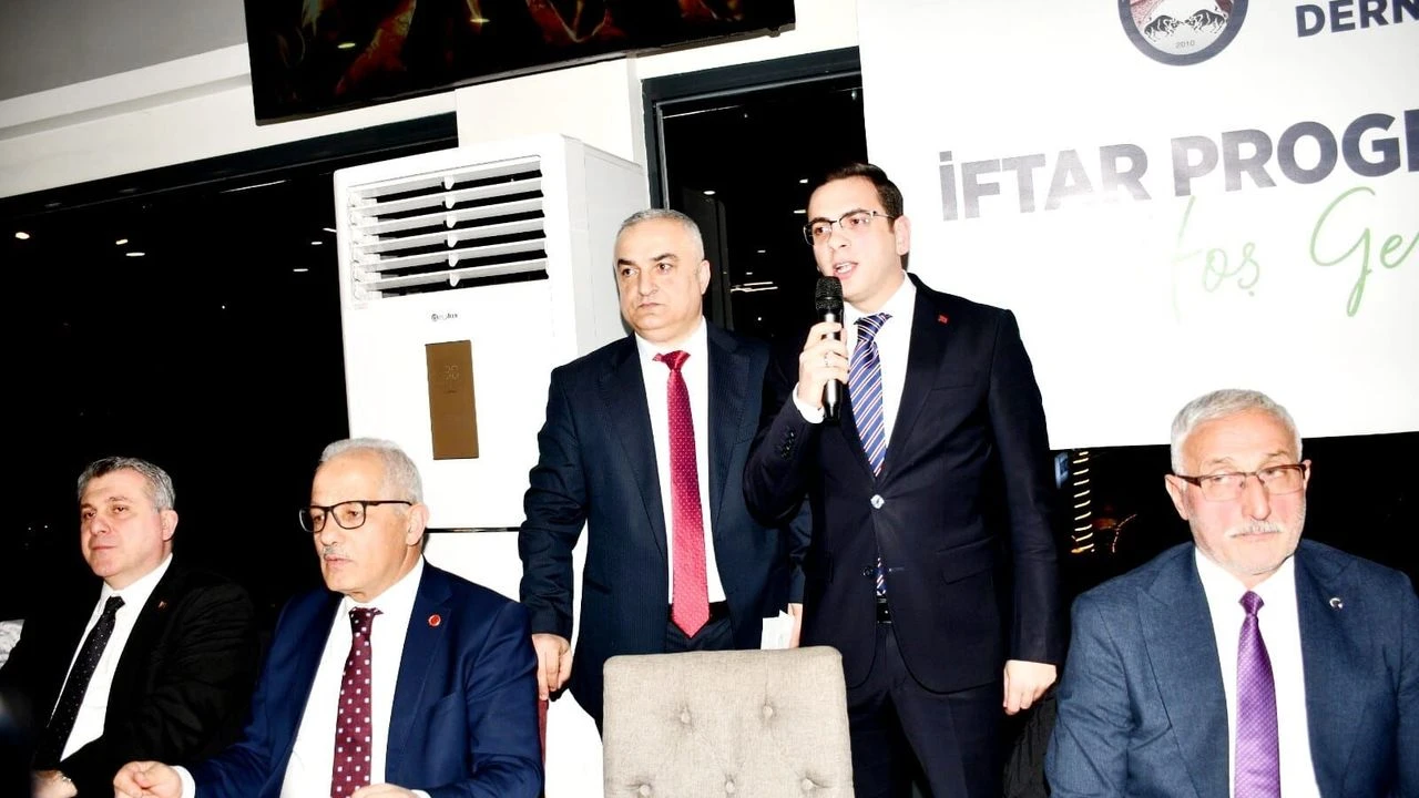 Trabzon’da Artvinlilerden Rekor Katılımlı İftar Buluşması: 300 Kişi Aynı Sofrada Bir Araya Geldi