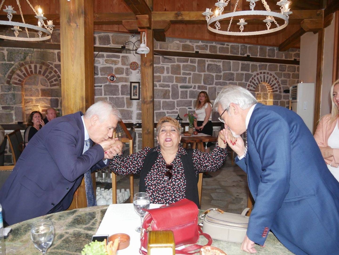 İDDİALARIN, İFTİRALARIN, CHP’LİLERİ KUŞATTIĞI ORTAMDA YARGININ SİYASETİ DİZAYN ETTİĞİ GÜNÜMÜZDE SUSMAK VE YOK SAYMAK HAKSIZLIK VE VEFASIZLIKTIR.