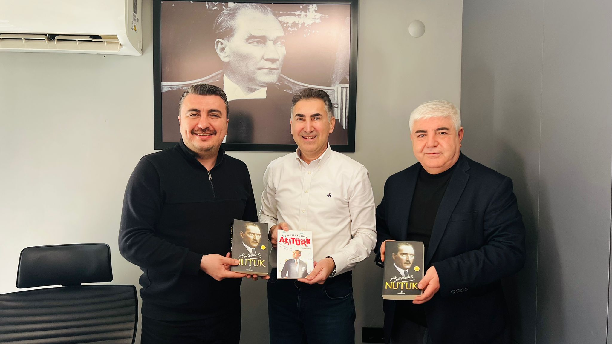 Sultangazi’de Anlamlı Ziyaret: Hakan Atalay’dan ADD’ye Kitap Hediyesi