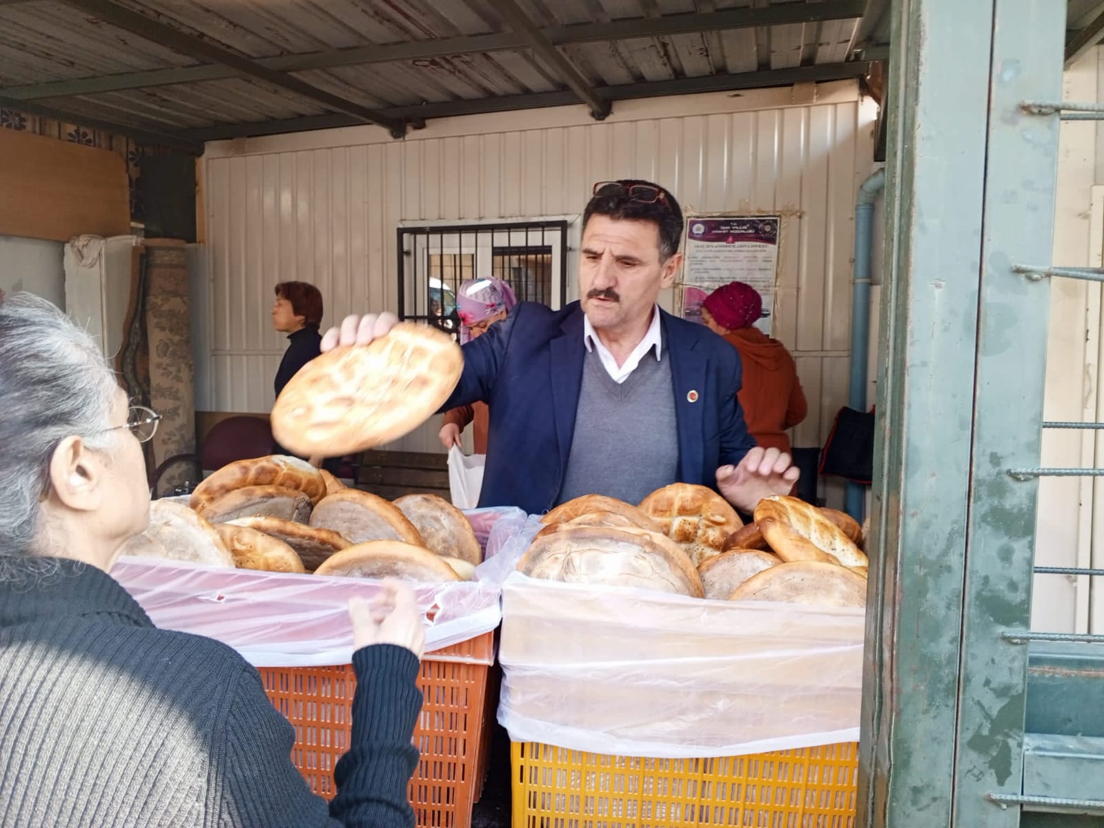 ELİYLE EKMEK DAĞITAN MUHTAR.
