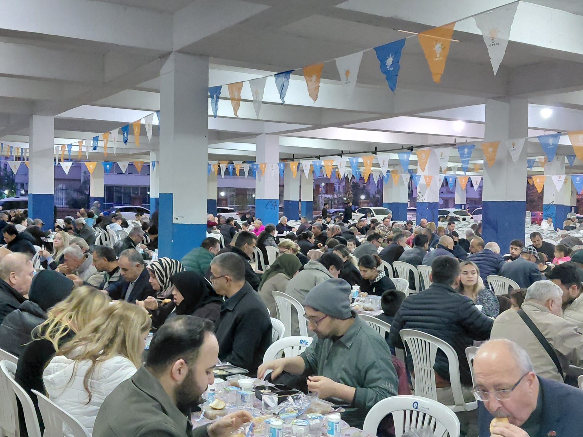 Muratpaşa’da Dev İftar Buluşması: 2 Bin Kişi Aynı Sofrada Bir Araya Geldi